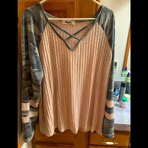 Criss cross/ overnighter long sl top, camo print